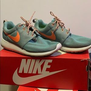 WMNS NIKE ROSHE RUN